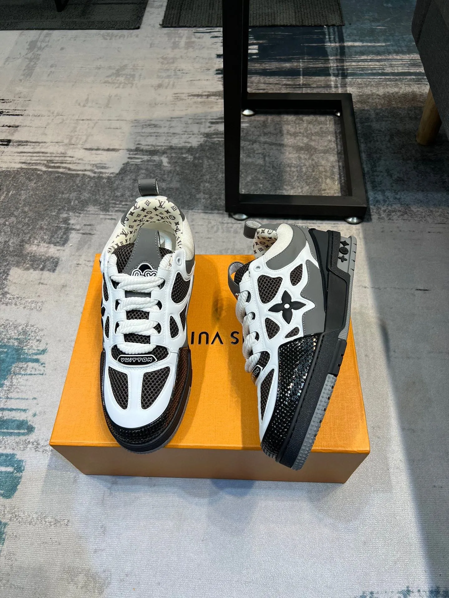 Men's men's shoes💰800 LV top version new style purchasing quality LV~Louis Vuitton LV TRAINER's best-looking sneakers, donkey brand strongly promotes new products, official website limited edition retro basketball sneakers! Both high-top and low-top models spent money to purchase 1:1 accurate reproductions of the originals. The details are invincible and full of sincerity. The imported custom-made original cowhide leather is the same as the original package. The details are 100% restored. The private model customizes the original one-piece TPU outsole. It is different from other brands. Without the original version, this effect cannot be achieved!                Men's and women's models 35-40 39-45 (46 is custom-made and cannot be returned or exchanged)
